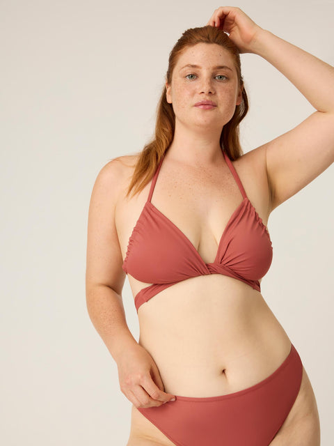 SWSTSCNASHRW_MB_Swimwear_Multiway Bikini Top_Sahara Red-0825_model_Amelia_16-XL.jpg